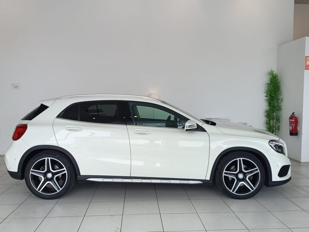 MERCEDES GLA 220 D 4MATIC AMG  LINE  7 VEL