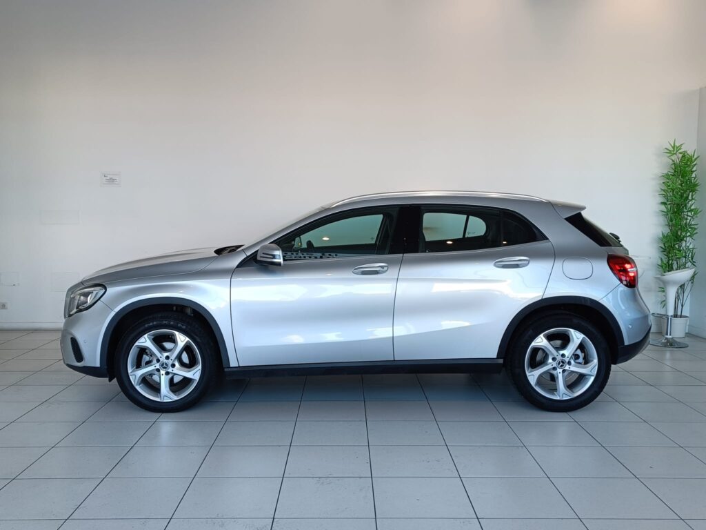 MERCEDES-BENZ GLA 200 URBAN 7G-TRONIC